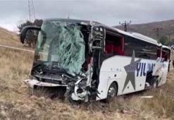 Sivas'ta otobüs ile TIR çarpıştı! Çok sayıda yaralı var