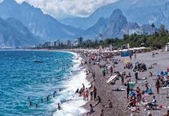 Konyaaltı Sahili yaz ayı gibi doldu