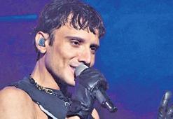 Edis yağmura rağmen Harbiye'yi salladı! 'İyi ki varsınız'