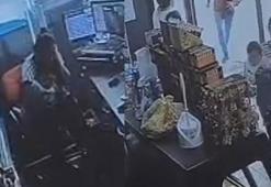 Kan donduran görüntüler! Etraftakiler yardım etmedi, kucağındaki bebeğe rağmen defalarca bıçakladı