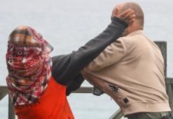 İtfaiye ekipleri mahsur kaldığı falezlerden kurtardı, kendisini görüntüleyen gazetecilere saldırdı