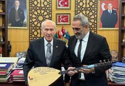 Sanatçı Yavuz Bingöl, Bahçeli'ye bağlama hediye etti
