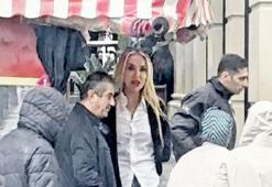Nişantaşı'nda yağmura yakalanınca simitçiye sığındı!