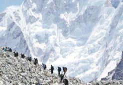 Everest'teki kriz son buldu