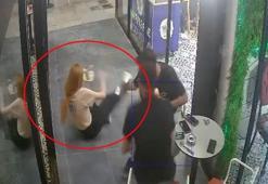 Dikkatsizliğiyle cam kapıya çarpan kadın personelin yere savrulduğu anlar kamerada