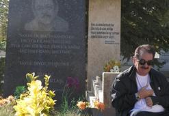 Türkücü İbrahim Tatlıses’ten Neşet Ertaş’ın mezarına ziyaret