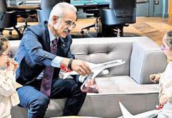 Uçak görünce mutlu olan ikizlere unutulmaz sürpriz