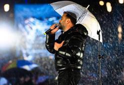 Alişan sahnede şemsiyeyle hayranlarını selamladı
