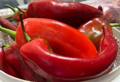 Bayburt'ta kış hazırlıkları devam ediyor! Pazardan özenle seçiliyor: Tavuk ve et yemeklerine lezzet katıyor