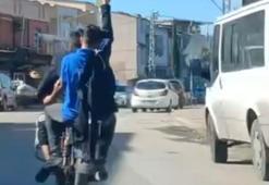 Adana'da serum takılı kişi motosikletle yolculuk yaptı