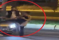 Alkollü kadın ortalığı birbirine kattı: Trafikteki araçların önünü kesti, sürücülere tekme attı!