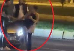 Seyir halindeki araçların önüne atladı, uyarılara tekmeyle karşılık verdi