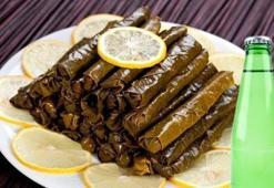 Yedikçe yediren yaprak sarmanın tarifi! Meğer içine 1 şişe eklemek yetiyormuş, lezzetini 10 katına çıkartıyor: Resmen ağızda dağılıp lezzetiyle damak çatlatıyor!