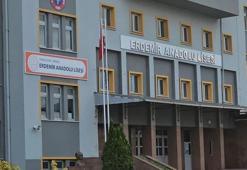 Lise tuvaletinde korkunç olay! 'Sigara kullanmıyorum' diyen arkadaşının çenesini kırdı