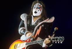 Kiss grubunun gitaristi hayatını kaybetti!