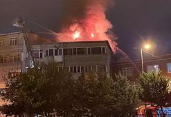 Beyoğlu’nda bir iş yerinin çatısı alev alev yandı