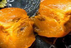 Cennet hurmasını meğer böyle yemek gerekiyormuş! Faydasını 10 kat artırıyor, buzdolabından kesinlikle uzak tutun!