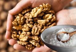 Cevizin aylarca taze kalmasını sağlayan yöntem! 1 kaşık koymak yetiyor, anneannelerin sırrıymış!