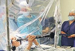 Klarnet eşliğinde beyin ameliyatı