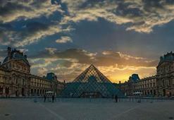 Tüm dünyanın gündemindeki Louvre Müzesi kapılarını yeniden açtı