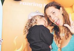 Oğlunun adı parmağında