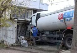 Küçükçekmece'de faciadan dönüldü: İSKİ tankeri iş yerine daldı