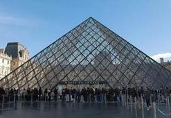 Fransa'daki Louvre soygunu sonrası değerli mücevherler taşındı