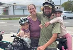 Kanadalı çift bisikletle Türkiye turunda! İki küçük çocukla dünyayı geziyorlar