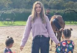 Kızlarıyla at çiftliğinde