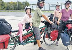Bisikletle dünyayı geziyorlar
