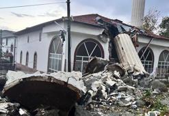 Fırtına minareyi yıktı! Cemaat ölümden döndü