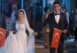 Gelinlik ve damatlıkla Cumhuriyet kutlamasına dahil oldular