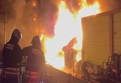 Samsun'da alevler geceyi aydınlattı! Geri dönüşüm fabrikasında çıkan yangın paniğe sebep oldu