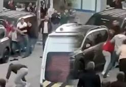 Sokak ortasında laf atma kavgası! İki aile birbirine girdi
