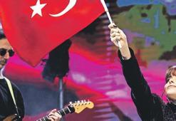 Ünlüler ellerinde bayraklar, dillerinde marşlarla coştu!