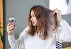 “‘Her gün yıkıyorum yine yağlanıyor’ diyenler buraya! Meğer saçımızın istediği şey bambaşkaymış… Uzmanlar en doğru yıkama aralığını açıkladı”