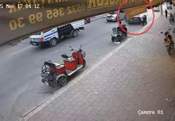 Otomobil iş yerine girdi; kaldırımdaki yaya ezilmekten son anda kurtuldu; kaza anı kamerada