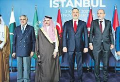 ‘İnsani yardımlar kamyonda bekliyor’