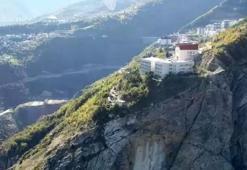 Artvin'de 2 lise, kopan dev kaya parçası nedeniyle tahliye edildi