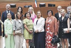 Egeli kadınlardan Kosta Rika'ya çıkarma