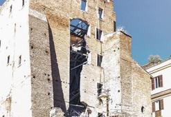 Roma'da tarihi kule çöktü