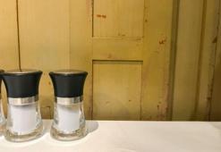 İngilizler bu yüzden buzdolabının üzerine bir tabak tuz bırakıyor! Sebebini duyunca siz de denemek isteyebilirsiniz