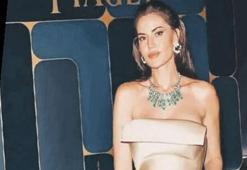 Fahriye Evcen şıklığı ve milyonluk takılarıyla dikkat çekti!