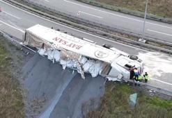 Arnavutköy’de feci kaza! Virajı alamayan TIR devrildi, sürücü ağır yaralandı