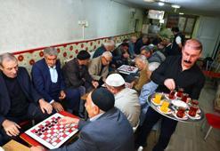 Elazığ'da 65 yaş üstü vatandaşlar sadece bu oyunu oynuyor! Oyuncular çay ocağında buluşuyor