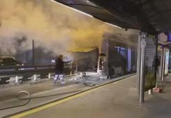 İstanbul Edirnekapı'da korku dolu anlar! Metrobüsün motor kısmında yangın çıktı
