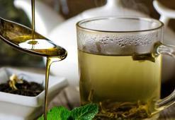 77 yaşındaki beslenme uzmanı açıkladı! Jennifer Lopez de onu takip ediyor: Yeşil çayın içine 1 çay kaşığı ekleyince yağları yakıyor, faydasını 10 kat artırıyor!