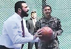 ABD’li komutanlarla basketbol oynadı