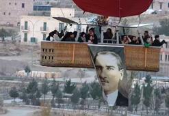 10 Kasım'da Kapadokya'da balonlar Atatürk posterleriyle yükseldi