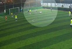 Halı sahada korkutan anlar! Dili boğazına kaçan futbolcu son anda kurtarıldı